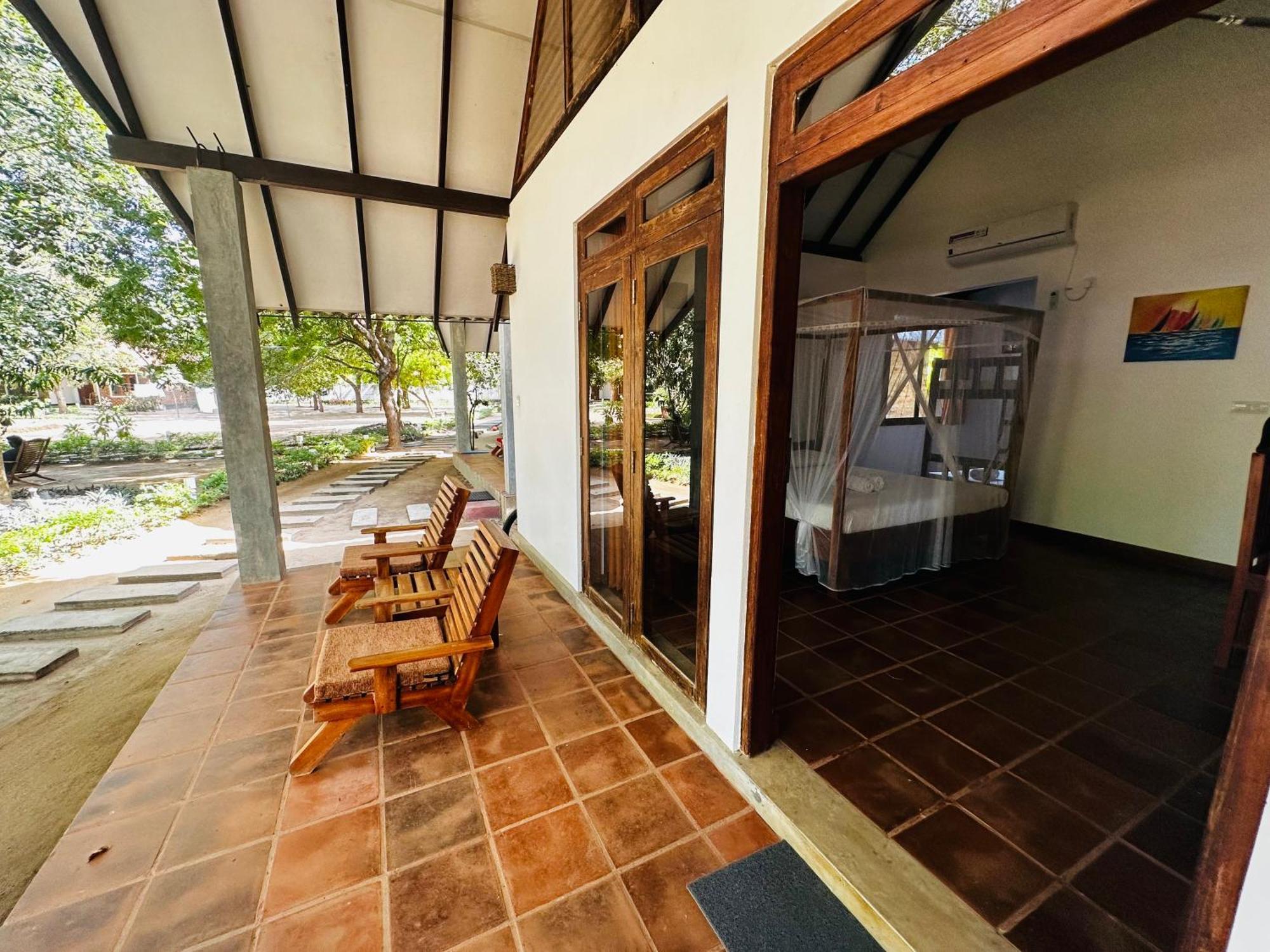 Riva Del Sole Guest House Pottuvil Exterior photo